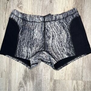 Lululemon Stylish Gray and Black Women's Shorts Size‎ Medium